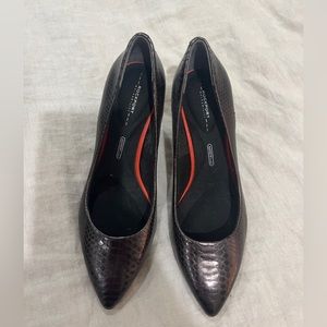 Rockport. Size 7.5. Surprisingly very comfortable!